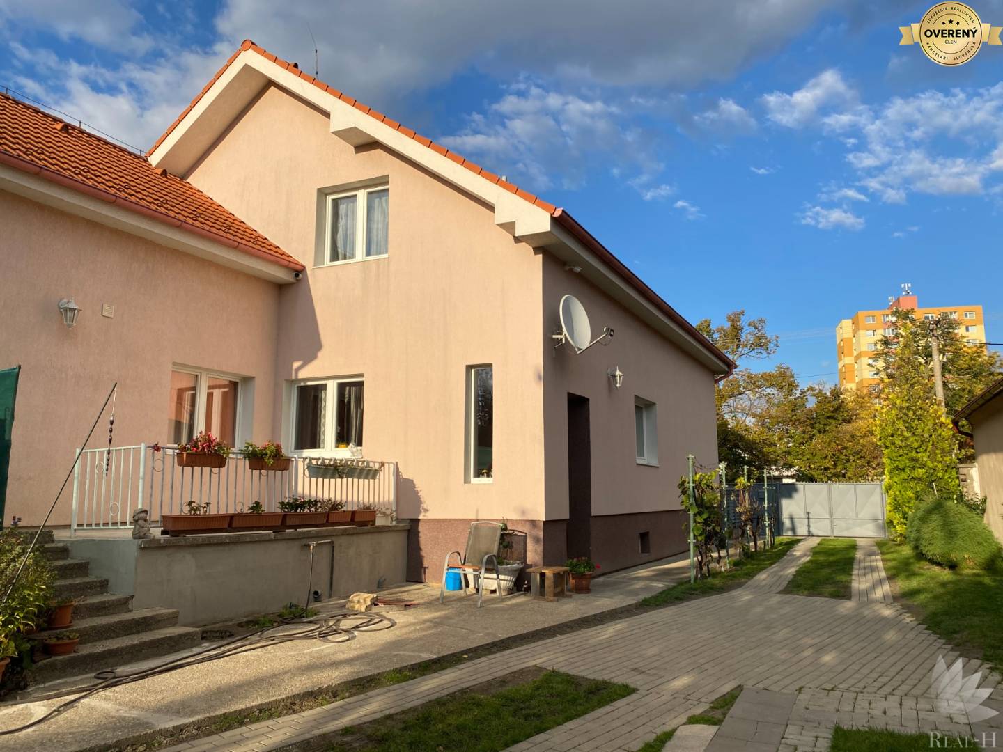 Predaj rodinný dom s veľkým stavebným pozemkom BA II Podunajské Biskupice