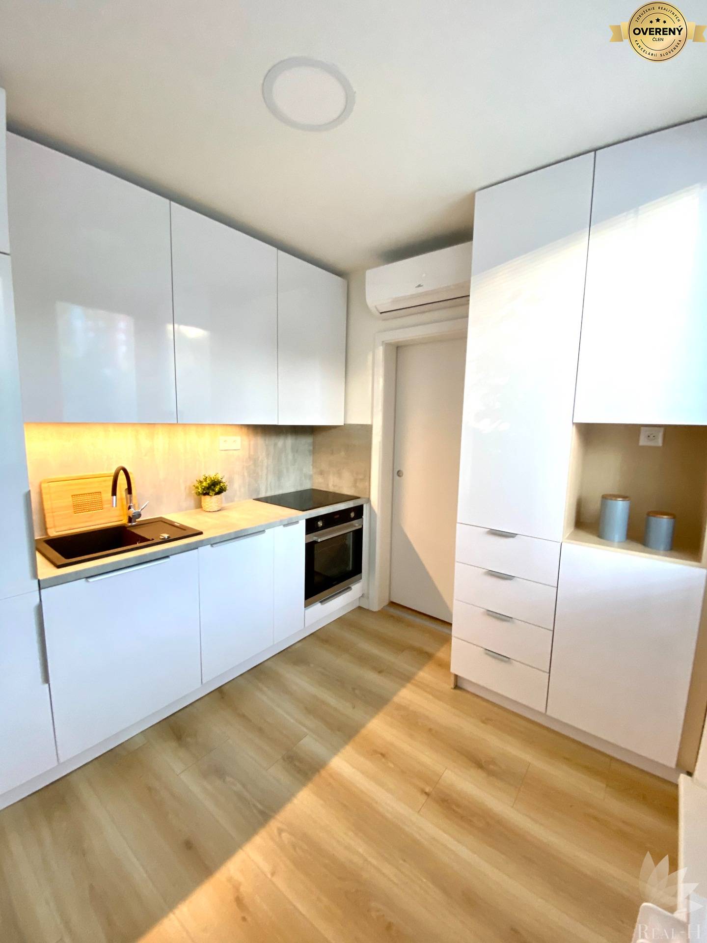 Predaj 2 izbový byt Jurigovo nám. BA IV Karlova Ves