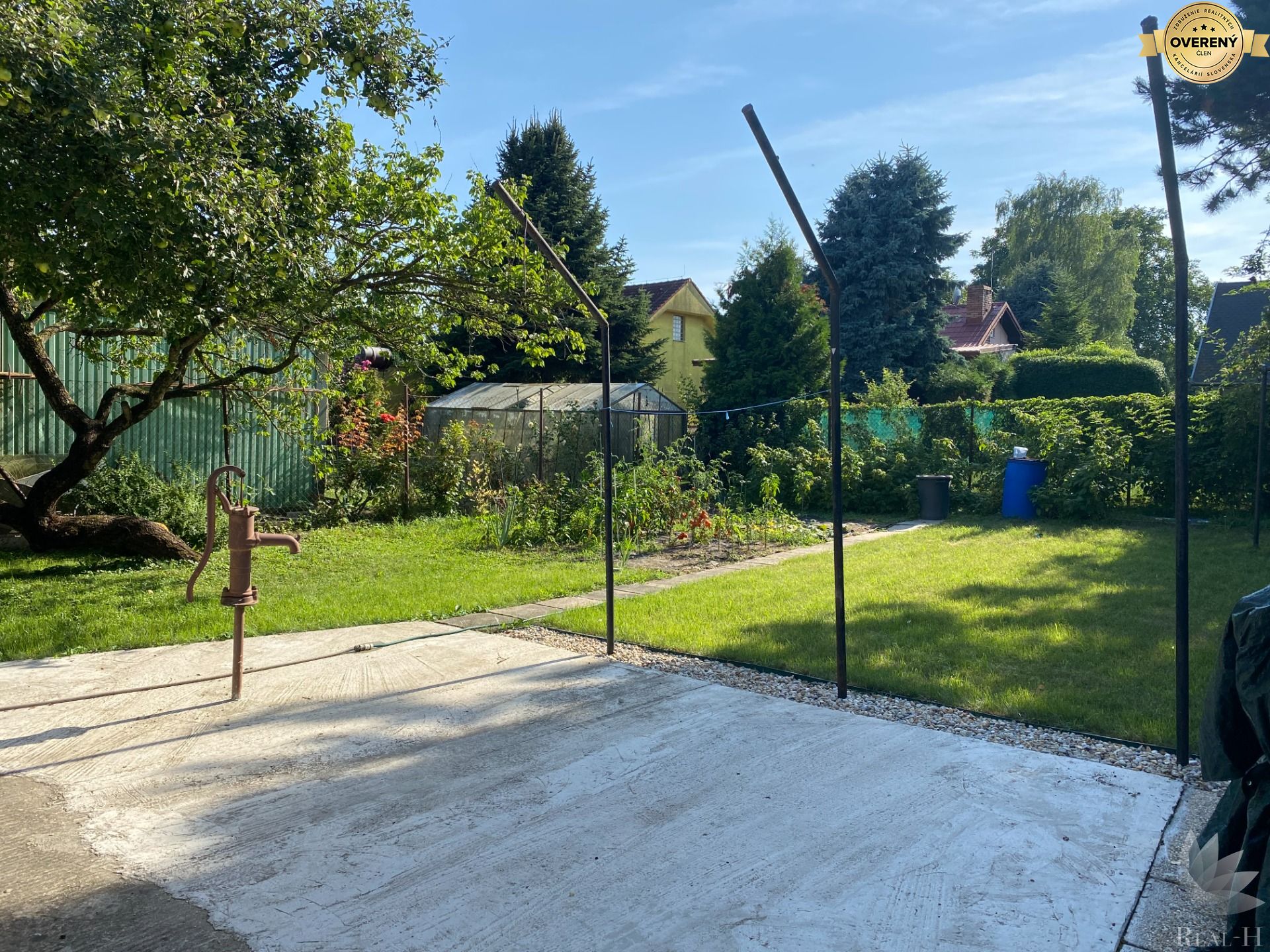 Hamuliakovo záhrada s chatou.jpg