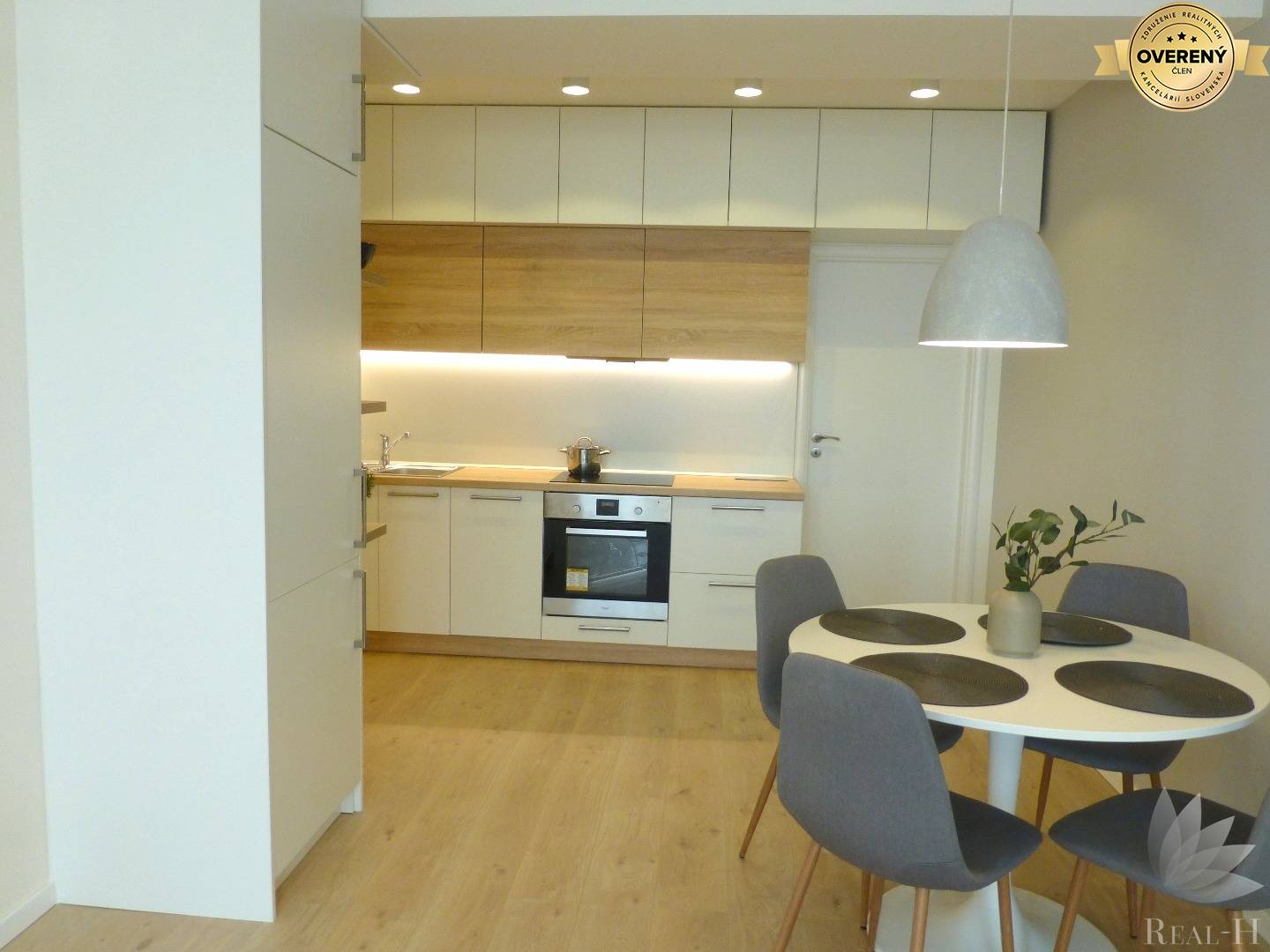 Predaj moderný 2 izbový byt + ŠATNÍK Solivarská ulica Bratislava II - Ružinov