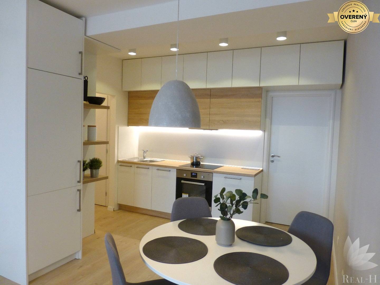 Predaj moderný 2 izbový byt + ŠATNÍK Solivarská ulica Bratislava II - Ružinov