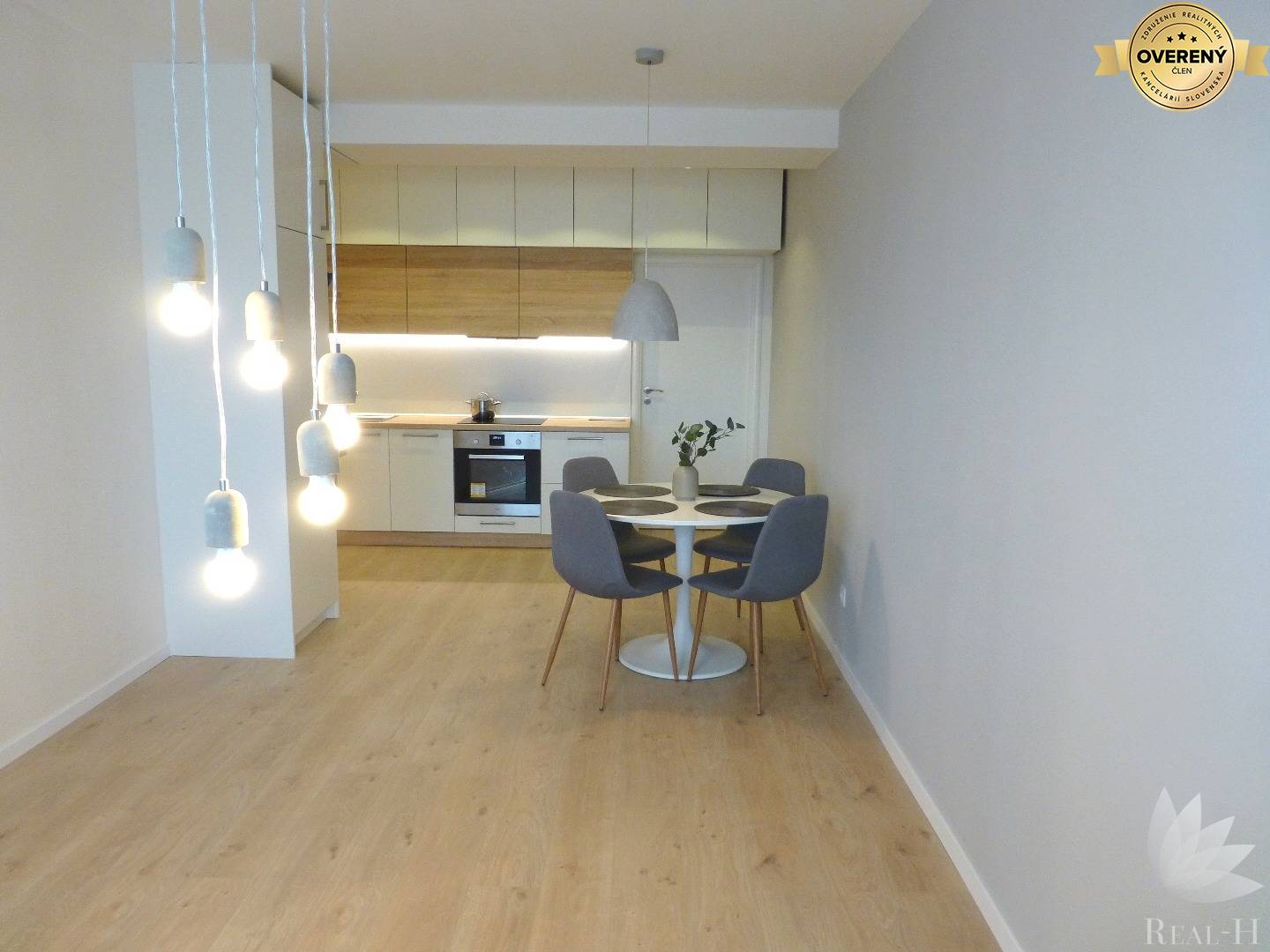 Predaj moderný 2 izbový byt + ŠATNÍK Solivarská ulica Bratislava II - Ružinov