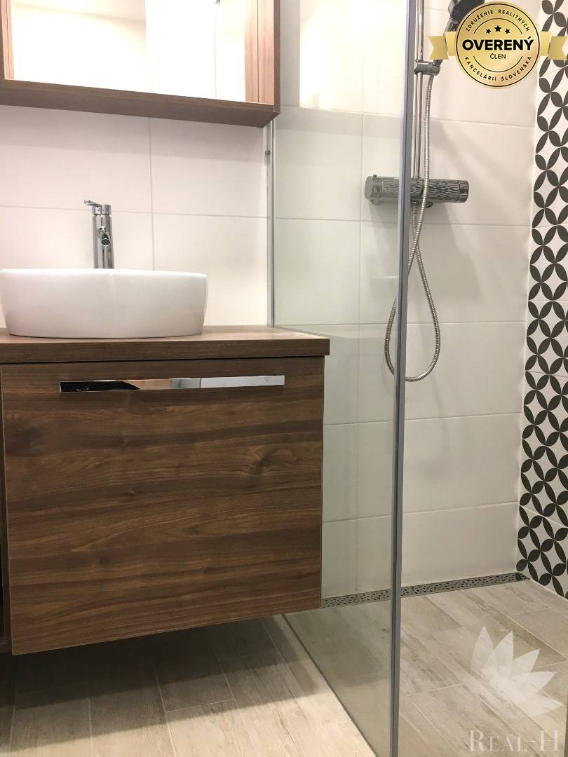 kúpeľňa so sprch.kútom.JPG