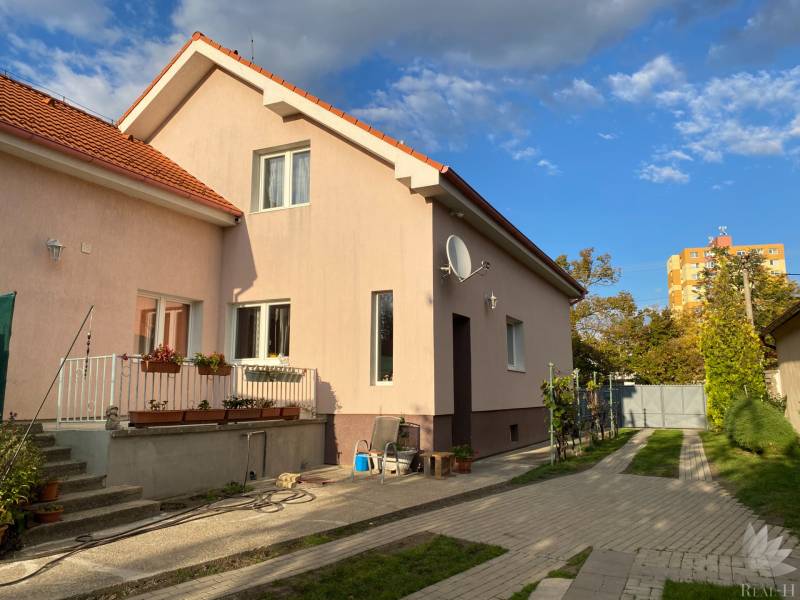 Predaj rodinný dom s veľkým stavebným pozemkom BA II Podunajské Biskupice