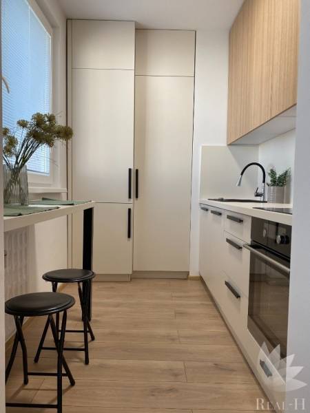 Dizajnový moderný 1,5 izbový byt  Repašského ulica Bratislava IV Dúbravka