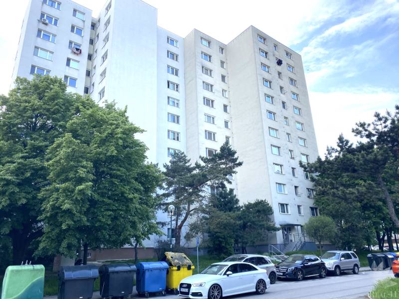 PREDAJ VEĽKÝ 1 IZBOVÝ BYT SARATOVSKÁ ULICA BA DÚBRAVKA
