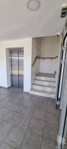 PREDAJ JEDINEČNÉHO 2 IZBOVÉHO BYTU S VLASTNÝM PARKOVANÍM